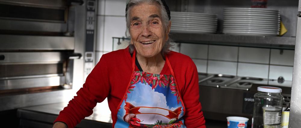 Angela Matarrese steht in der Restaurantküche vor ihrem Nudelteig. Sie ist die Mutter des Inhabers der Trattoria á Muntagnola in Schöneberg. 