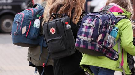 Schülerinnen auf dem Weg zur Schule.