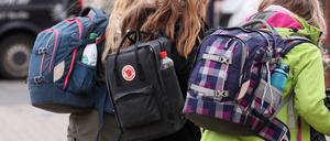 Schülerinnen auf dem Weg zur Schule.