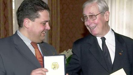 Wilhelm-Karl Prinz von Preußen (r) erhielt im März 2001 in Hannover von Niedersachsens Ministerpräsident Sigmar Gabriel das Große Verdienstkreuz mit Stern. Es wurde ihm für seine Verdienste um den Aufbau des Johanniterordens in den neuen Bundesländern und seinen Beitrag zur Völkerverständigung. dpa