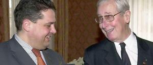 Wilhelm-Karl Prinz von Preußen (r) erhielt im März 2001 in Hannover von Niedersachsens Ministerpräsident Sigmar Gabriel das Große Verdienstkreuz mit Stern. Es wurde ihm für seine Verdienste um den Aufbau des Johanniterordens in den neuen Bundesländern und seinen Beitrag zur Völkerverständigung. dpa