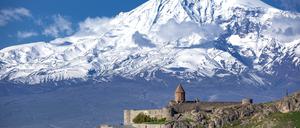 Armenische Sehnsuchtsaussicht vom Kloster Wirap auf den schneebedeckten Ararat.