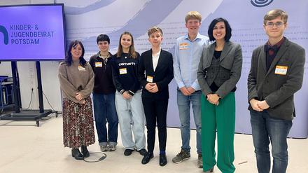 Nach der Startveranstaltung für den Jugendbeirat: Oberbürgermeisterin Noosha Aubel (parteilos) und sechs der beteiligten Jugendlichen.