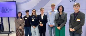 Nach der Startveranstaltung für den Jugendbeirat: Oberbürgermeisterin Noosha Aubel (parteilos) und sechs der beteiligten Jugendlichen.