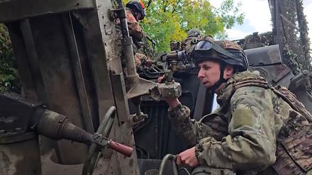 Auf diesem Foto aus einem vom Pressedienst des russischen Verteidigungsministeriums verbreiteten Video bereiten russische Soldaten den 240-mm-Mörser „Tyulpan“ für den Beschuss ukrainischer Stellungen an einem ungenannten Ort in der Ukraine vor.