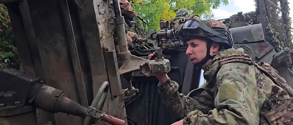 Auf diesem Foto aus einem vom Pressedienst des russischen Verteidigungsministeriums verbreiteten Video bereiten russische Soldaten den 240-mm-Mörser „Tyulpan“ für den Beschuss ukrainischer Stellungen an einem ungenannten Ort in der Ukraine vor.