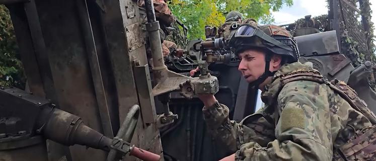 HANDOUT - 21.10.2025, Ukraine, ---: Auf diesem Foto aus einem vom Pressedienst des russischen Verteidigungsministeriums verbreiteten Video bereiten russische Soldaten den 240-mm-Mörser «Tyulpan» für den Beschuss ukrainischer Stellungen an einem ungenannten Ort in der Ukraine vor. Foto: Uncredited/Russian Defense Ministry Press Service via AP/dpa - ACHTUNG: Nur zur redaktionellen Verwendung und nur mit vollständiger Nennung des vorstehenden Credits +++ dpa-Bildfunk +++