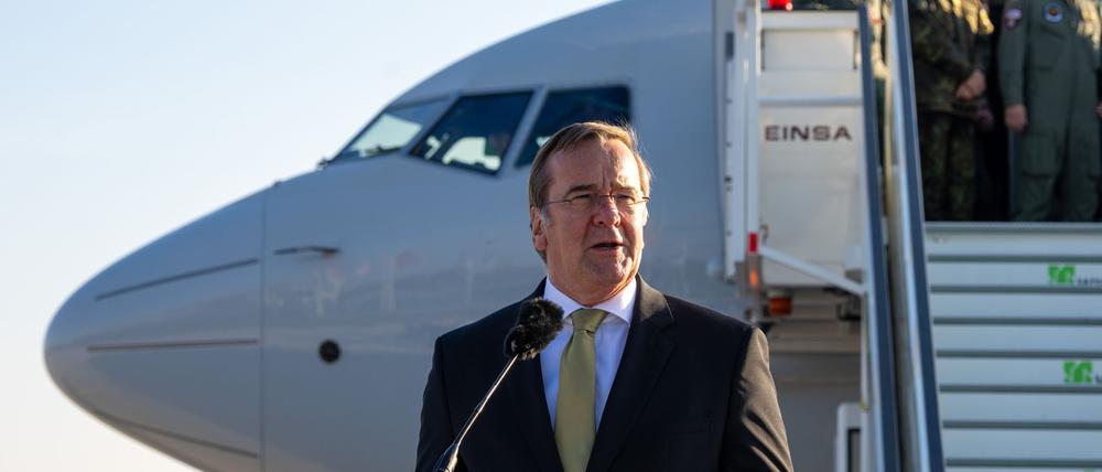 Das neue Marine-Aufklärungsflugzeug Boeing P8-A Poseidon landete nach einer Überführung aus den USA in Berlin und wurde von Verteidigungsminister Pistorius begrüßt.