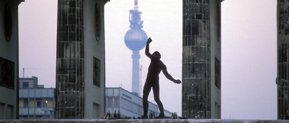 Tanz auf der Berliner Mauer am Brandenburger Tor