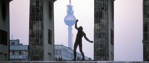 Tanz auf der Berliner Mauer am Brandenburger Tor