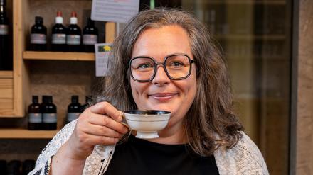 Als „Zammer Kräuterhex“ unternimmt Michaela Thöni-Kohler Spaziergänge mit Touristen.