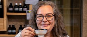 Als „Zammer Kräuterhex“ unternimmt Michaela Thöni-Kohler Spaziergänge mit Touristen.