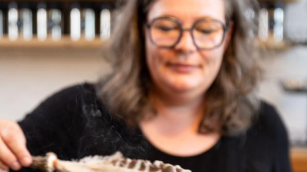 Die „Kräuterhexe“ bei der Arbeit. 