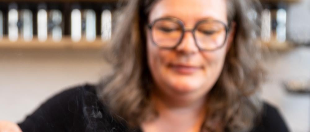 Die „Kräuterhexe“ bei der Arbeit. 