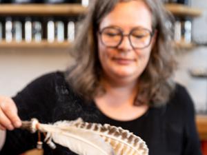 Die „Kräuterhexe“ bei der Arbeit.