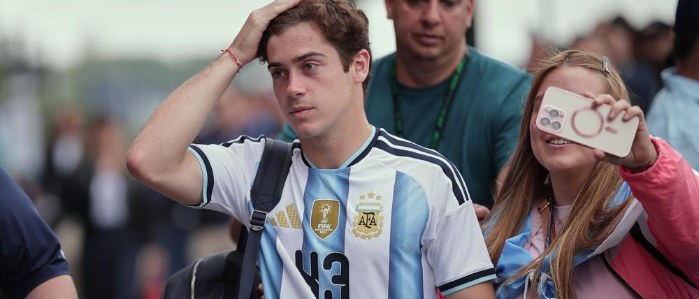 Franco Colapinto kommt im argentinischen Nationaltrikot an der Strecke in Interlagos an.