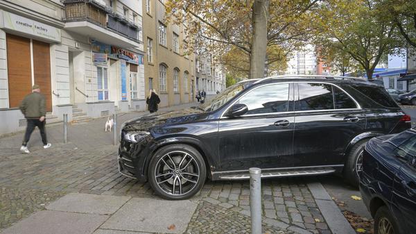 Ein SUV parkt in Berlin quer auf einem Gehweg.