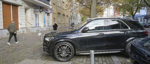 Ein SUV parkt in Berlin quer auf einem Gehweg.