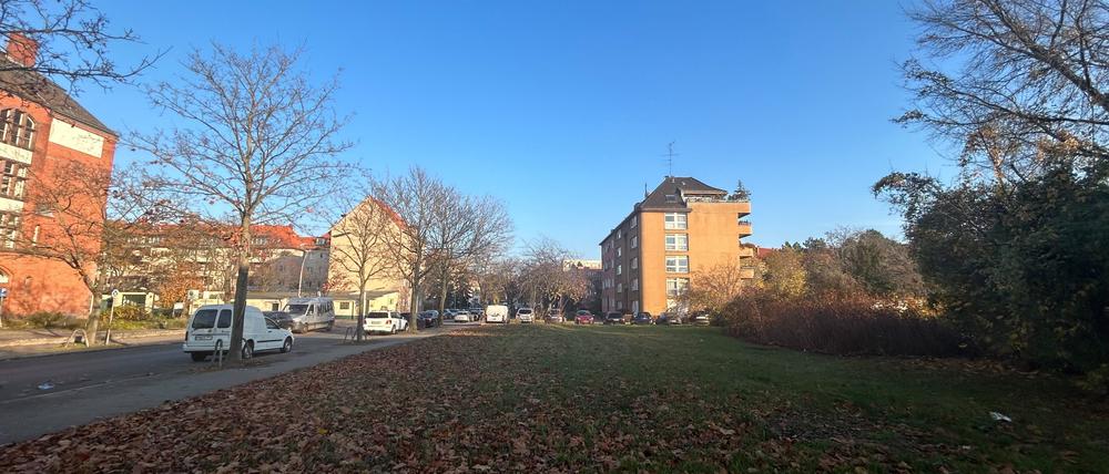 Es zeigt das Baugrundstück am Schöneberger Werner-Voß-Damm 47, wo das „Haus der Jugend“ entstehen soll. Die Jugendeinrichtungen Potse und Drugstore sollen 2030 dort einziehen.Foto: Alexander Conrad.