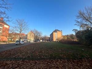 Es zeigt das Baugrundstück am Schöneberger Werner-Voß-Damm 47, wo das „Haus der Jugend“ entstehen soll. Die Jugendeinrichtungen Potse und Drugstore sollen 2030 dort einziehen.Foto: Alexander Conrad.