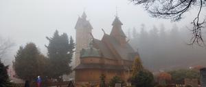 Mystische Welten: die Wikingerkirche bei Karpacz. 