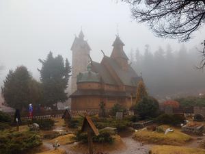 Mystische Welten: die Wikingerkirche bei Karpacz. 