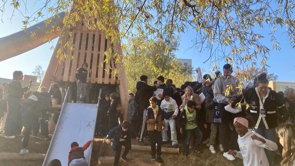 Das Bild zeigt den neuen Spielplatz der Christian-Morgenstern-Grundschule.