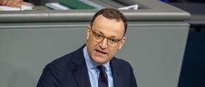 Jens Spahn (CDU), CDU/CSU Fraktionsvorsitzender im Bundestag, spricht in der Debatte im Bundestag.