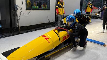 Peking-Olympiasiegerin Laura Nolte (vorne) startet ihren Zweierbob mit Anschieberin Deborah Levi (hinten) auf der neuen Olympia-Bahn.