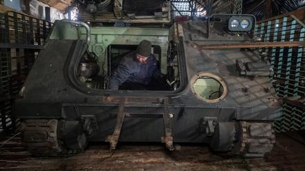 Ukrainische Soldaten des Reparatur- und Bergungsbataillons der 57. separaten Brigade reparieren einen gepanzerten Mannschaftstransportwagen (APC) am Stadtrand von Charkiw.