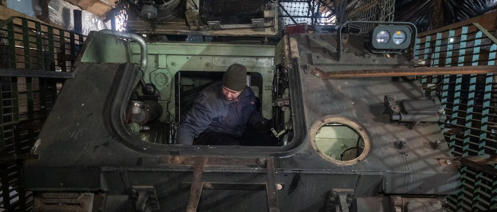 Ukrainische Soldaten des Reparatur- und Bergungsbataillons der 57. separaten Brigade reparieren einen gepanzerten Mannschaftstransportwagen (APC) am Stadtrand von Charkiw.
