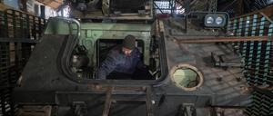 Ukrainische Soldaten des Reparatur- und Bergungsbataillons der 57. separaten Brigade reparieren einen gepanzerten Mannschaftstransportwagen (APC) am Stadtrand von Charkiw. 