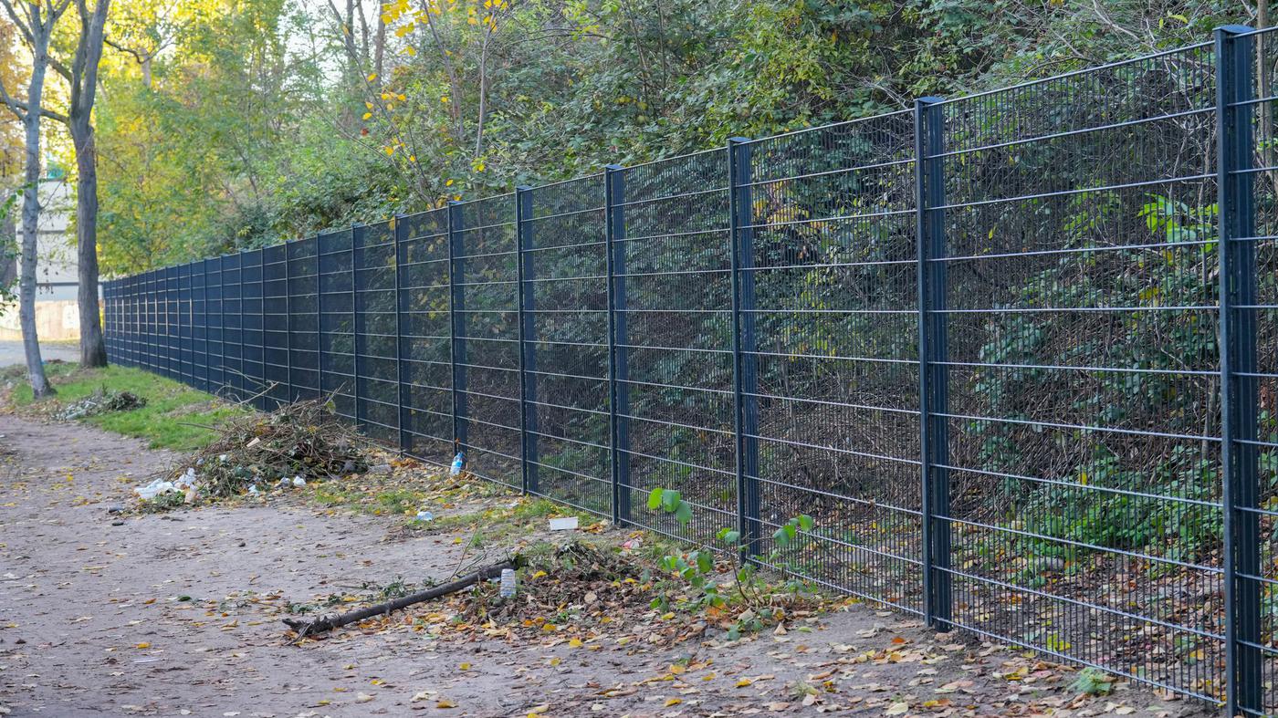 Sabotage-am-G-rlitzer-Park-14-J-hriger-entfernt-St-ck-vom-Zaun-Berliner-Polizei-nimmt-ihn-fest