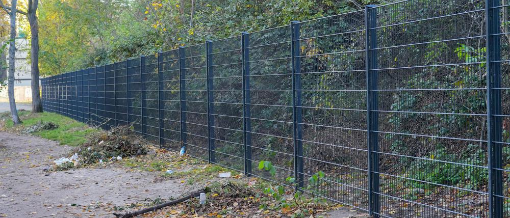 Ein Metallzaun ist am Görlitzer Park an der Wiener Straße aufgebaut. Bis Ende des Jahres soll der Park Eingangstore und zum Teil einen Zaun erhalten, damit der Park nachts geschlossen werden kann. (Archivbild)