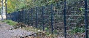 Ein Metallzaun ist am Görlitzer Park an der Wiener Straße aufgebaut. Bis Ende des Jahres soll der Park Eingangstore und zum Teil einen Zaun erhalten, damit der Park nachts geschlossen werden kann. (Archivbild)