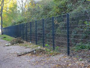 Ein Metallzaun ist am Görlitzer Park an der Wiener Straße aufgebaut. Bis Ende des Jahres soll der Park Eingangstore und zum Teil einen Zaun erhalten, damit der Park nachts geschlossen werden kann. (Archivbild)