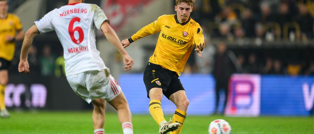 Dominik Kother (r, Dynamo Dresden) erzielt das Tor zum 1:1.