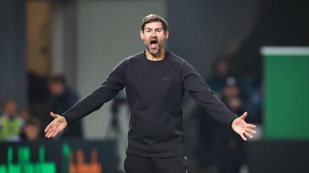 Fürths Trainer Thomas Kleine in Aktion am Spielfeldrand.