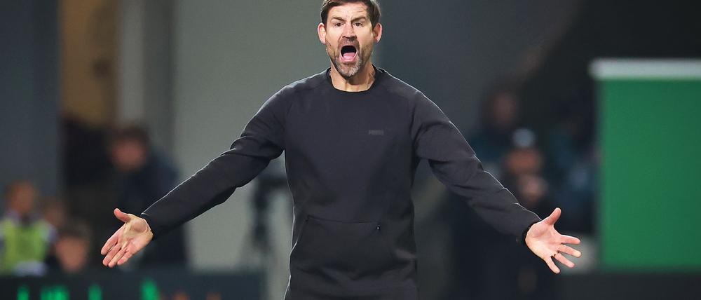 Fürths Trainer Thomas Kleine in Aktion am Spielfeldrand.