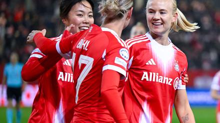 Pernille Harder (r) traf für die Bayern-Fußballerinnen beim 4:0 gegen Union.