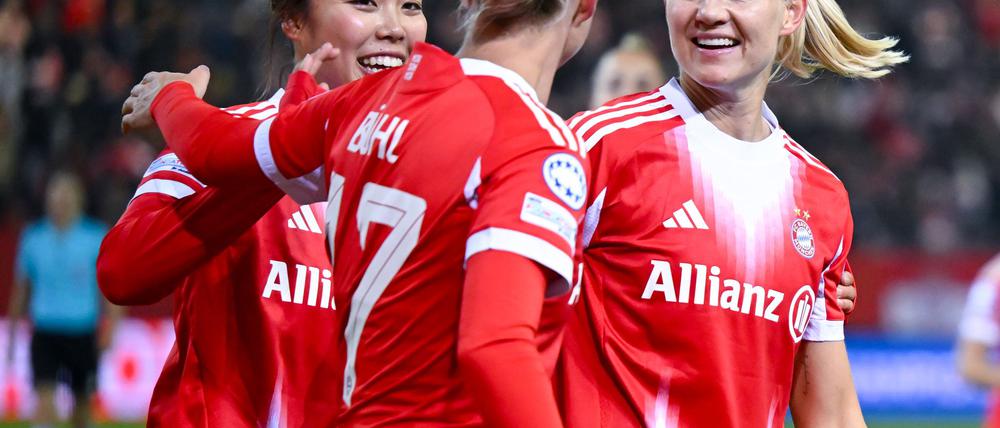 Pernille Harder (r) traf für die Bayern-Fußballerinnen beim 4:0 gegen Union.
