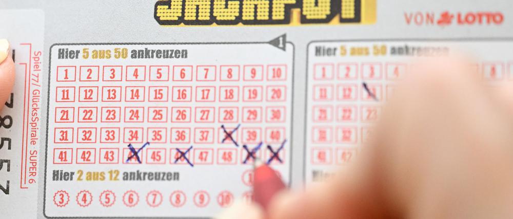 Volltreffer: Auf einem Schein aus Nordrhein-Westfalen sind alle Gewinnzahlen vom Freitag notiert. (Symbolbild)