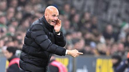 Wolfsburgs Trainer Paul Simonis gestikuliert an der Seitenlinie.