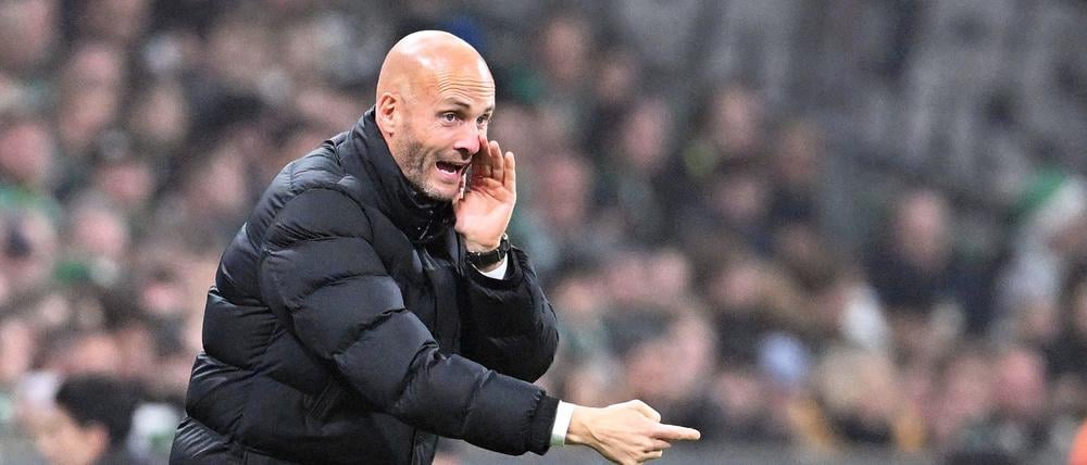 Wolfsburgs Trainer Paul Simonis gestikuliert an der Seitenlinie.