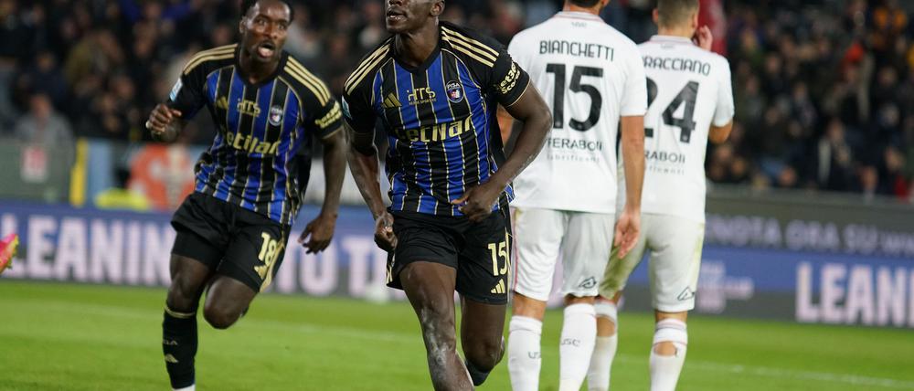 Torschütze Idrissa Touré (M) sorgte für Pisas ersten Sieg in der Serie A seit 34 Jahren.