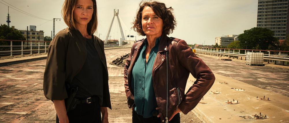Die Ludwigshafener Kommissarinnen Johanna Stern (Lisa Bitter, links) und Lena Odenthal (Ulrike Folkerts) in einer Szene aus dem „Tatort“-Krimi „Mike & Nisha“. (Archivbild)