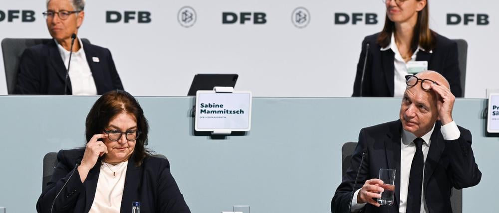 Das Bild täuscht: DFB-Boss Bernd Neuendorf umgeben nur vom Frauen