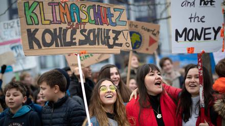 FridaysForFuture Berlin Fridays For Future: Mehrere Hundert SchülerInnen und Studierende beteiligen sich in Berlin am Schulstreik für mehr Klimaschutz. Die Demonstranten fordern, die Ziele des Pariser Klimaabkommens einzuhalten und die Erderwärmung auf 1,5 Grad zu begrenzen. Vorbild für die Streikenden ist die schwedische Schülerin G r e t a T h u n b e r g, die bereits seit Monaten jeden Freitag vor dem schwedischen Parlament für Klimaschutz protestiert. Demonstrantin mit Schild: Klimaschutz statt Kohleschutz! Berlin Berlin Deutschland *** FridaysForFuture Berlin Fridays For Future Several hundred schoolchildren and students in Berlin take part in the school strike for more climate protection The demonstrators demand that the goals of the Paris Climate Agreement be adhered to and that global warming be limited to 1 5 degrees The mode  