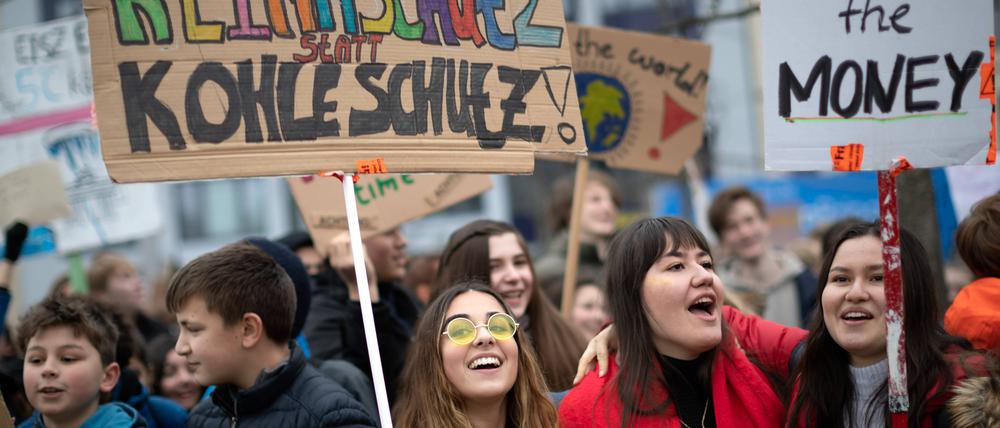 FridaysForFuture Berlin Fridays For Future: Mehrere Hundert SchülerInnen und Studierende beteiligen sich in Berlin am Schulstreik für mehr Klimaschutz. Die Demonstranten fordern, die Ziele des Pariser Klimaabkommens einzuhalten und die Erderwärmung auf 1,5 Grad zu begrenzen. Vorbild für die Streikenden ist die schwedische Schülerin G r e t a T h u n b e r g, die bereits seit Monaten jeden Freitag vor dem schwedischen Parlament für Klimaschutz protestiert. Demonstrantin mit Schild: Klimaschutz statt Kohleschutz! Berlin Berlin Deutschland *** FridaysForFuture Berlin Fridays For Future Several hundred schoolchildren and students in Berlin take part in the school strike for more climate protection The demonstrators demand that the goals of the Paris Climate Agreement be adhered to and that global warming be limited to 1 5 degrees The mode  