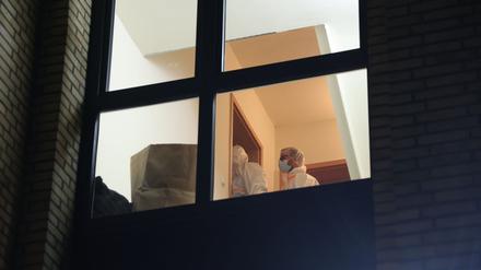 Bei einem Polizeieinsatz in Hamburg ist eine Frau wegen des Verdachts festgenommen worden, einen Mann getötet zu haben.